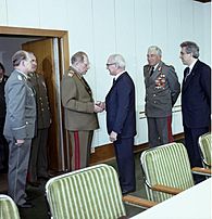 Bundesarchiv Bild 183-1984-0628-409, Berlin, Honecker empfängt Dmitri Ustinow