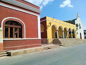 Dzitbalché Campeche - Casa de la cultura, biblioteca y parroquia, 2017.jpg