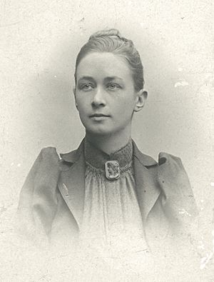 Hilma af Klint, portrait photograph published in 1901.jpg