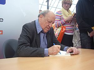 Javier Tomeo firmando