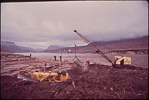 Log Boom near Northeast Tip of Lake Powell, Site of Clean - Up Operation Following Massive Oil - Spill Into the San Juan River Dragline Scoops Up Oil - Soaked Debris, 10-1972 (3814971894)
