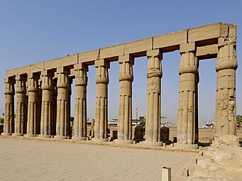 Luxor-Tempel Hof Amenophis III. 02