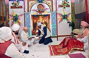 Prime Minister Narendra Modi offers prayers at Shri Guru Ravidas Janmsthan Mandir, Seer Goverdhanpur (2)