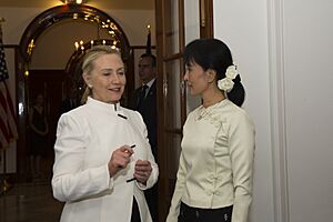 Secretary Clinton Meets Daw Aung San Suu Kyi for Dinner (6437448295)