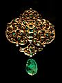Spanish jewellery-Gold and emerald pendant at VAM-01