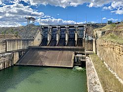 Wivenhoe Dam and spillway, August 2020, 01.jpg