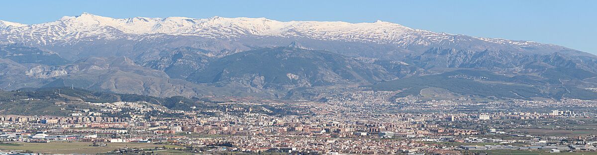 (Granada) 2017-01-04 Sierra Nevada y Granada desde Sierra Elvira (33432961810) (cropped)