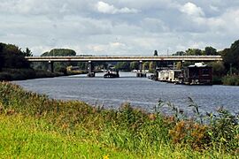 Bridge over the "Oude IJssel" near Doesburg with shiptraffic - panoramio