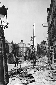Bundesarchiv Bild 183-L13449, Calais, beschädigte Gebäude