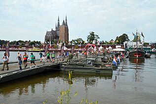 Cuijk Pontonbrug Maas Nijmeegse Vierdaagse Sint-Martinuskerk op de achtergrond Noord Brabant