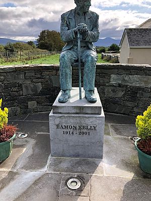 Eamon Kelly statue.jpg