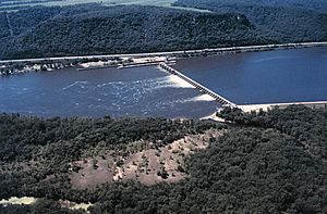 Mississippi River Lock and Dam number 5.jpg