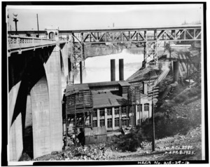 Photographer unknown, 8 April 1925 VIEW TO NORTH, MONROE STREET PLANT (CENTER FOREGROUND), MONROE STREET BRIDGE (LEFT), AND UNION PACIFIC RAILROAD BRIDGE (BACKGROUND, SINCE HAER WASH,32-SPOK,3-16