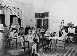 StateLibQld 1 103067 Group of servicewomen in the lounge room at 'Wairuna' in Highgate Hill, Brisbane in the 1940s