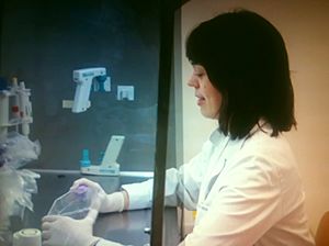 Ainhoa Murua Ugarte biokimikaria laborategian 01