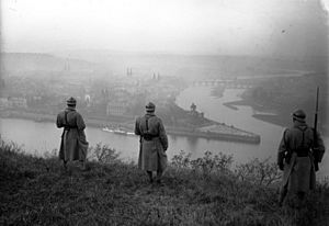 Bundesarchiv Bild 102-08810, Koblenz, Französische Soldaten am Deutsche Eck.jpg