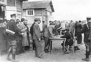 Bundesarchiv Bild 183-S69238, Frankreich, Internierungslager Pithiviers