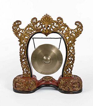 COLLECTIE TROPENMUSEUM Gong hangend in een standaard onderdeel van gamelan Semar Pagulingan TMnr 1340-13