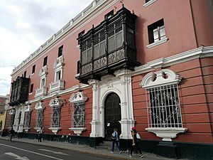 Edifici del jirón Independencia a la Plaza de Armas de Trujillo