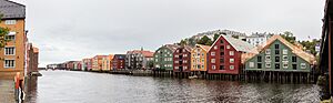 Edificios a lo largo del río Nidelva, Trondheim, Noruega, 2019-09-06, DD 114-118 PAN