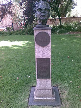 OliphantHeadStatue