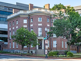 The Octagon House (53844897969).jpg