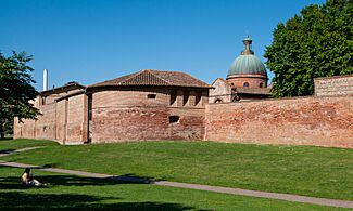 Toulouse rempart et dôme au jardin Raymond VI