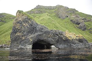 Grotte marine basaltique de l'île Akun
