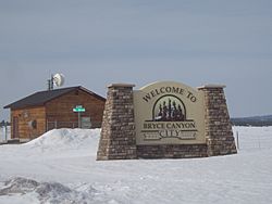 Bryce Canyon City welcome sign (in early spring)