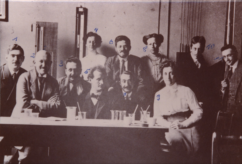 ETH-BIB-Einstein, Albert und Kollegen am Physik-Labor ETH-Portrait-Portr 10750
