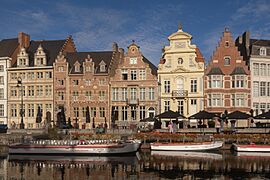 Gent, de Korenlei met oeg25136-40 vanaf de Graslei IMG 0592 2021-08-15 09.12