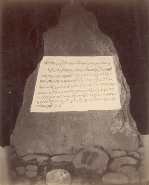 KITLV 87649 - Isidore van Kinsbergen - Inscribed stone at Batoetoelis at Buitenzorg - Before 1900
