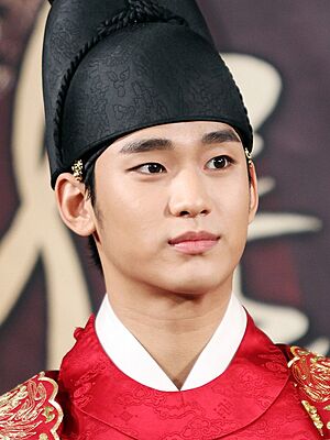 Kim Soo-hyun as Lee-hwon (Moon Embracing the Sun) 04