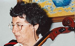 Marion Créhange jouant du violoncelle.jpg