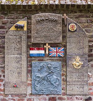 Oorlogsmonument in muur van Sint Nicolaaskerk in Broekhuizen (Horst aan de Maas) in provincie Limburg in Nederland 01