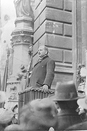 Otto Bauer (1881–1938) vor dem Rathaus ~1930 OeNB 12996628