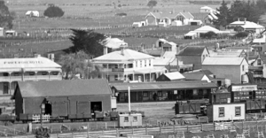 Pukekohe Hotel and railway station about 1910