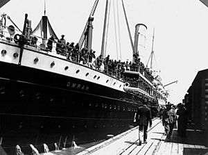 StateLibQld 1 158673 Australian troops on board the Omrah (ship) at Pinkenba Wharf, Brisbane, ca. 1915