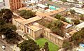 Vista aérea del Museo Nacional de Colombia (en frente) y la Universidad Colegio Mayor de Cundinamarca (atrás)
