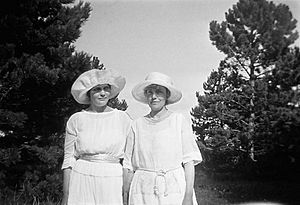 Berit Wallenberg and her mother in Falsterbo, Skåne (7829240004)