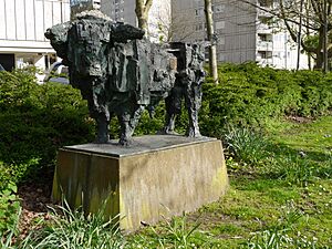 Bull (Robert Clatworthy sculpture) 04