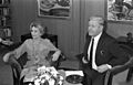 Bundesarchiv B 145 Bild-F062649-0005, Lilli Palmer interviewt Helmut Schmidt