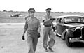 Bundesarchiv Bild 101I-468-1421-33, Süditalien, Adolf Galland auf Flugplatz