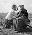 Bundesarchiv Bild 146-1986-044-08, Stein-Pfalz, Eva Justin bei Schädelmessung