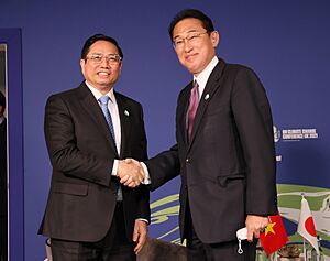 Fumio Kishida met with Vietnamese PM Phạm Minh Chính at the COP26 (1)