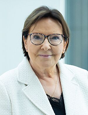 Official portrait of Ewa Kopacz 4 (cropped).jpg