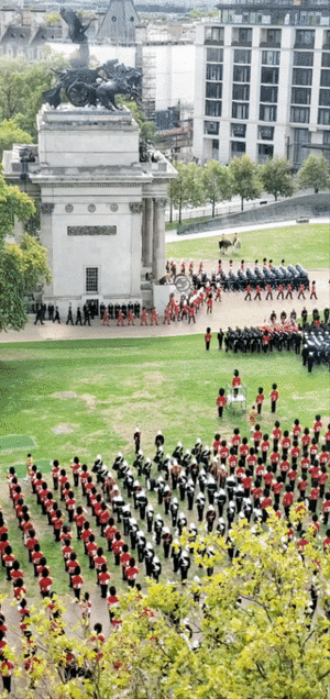 Queen-state-funeral-wellington-arch