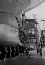 Schiff im Dock, Malerarbeiten am Heck
