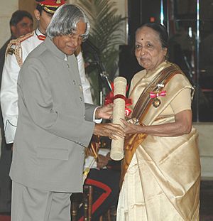 The President, Dr. A.P.J. Abdul Kalam presenting the Padma Bhushan Award – 2006 to the Chairperson of the Cancer Institute, Chennai, Dr. (Ms.) V. Shanta, in New Delhi on March 20, 2006