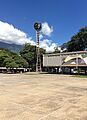 Torre del reloj de tres apoyos en la Plaza del Rectorado, Ciudad Universitaria de Caracas